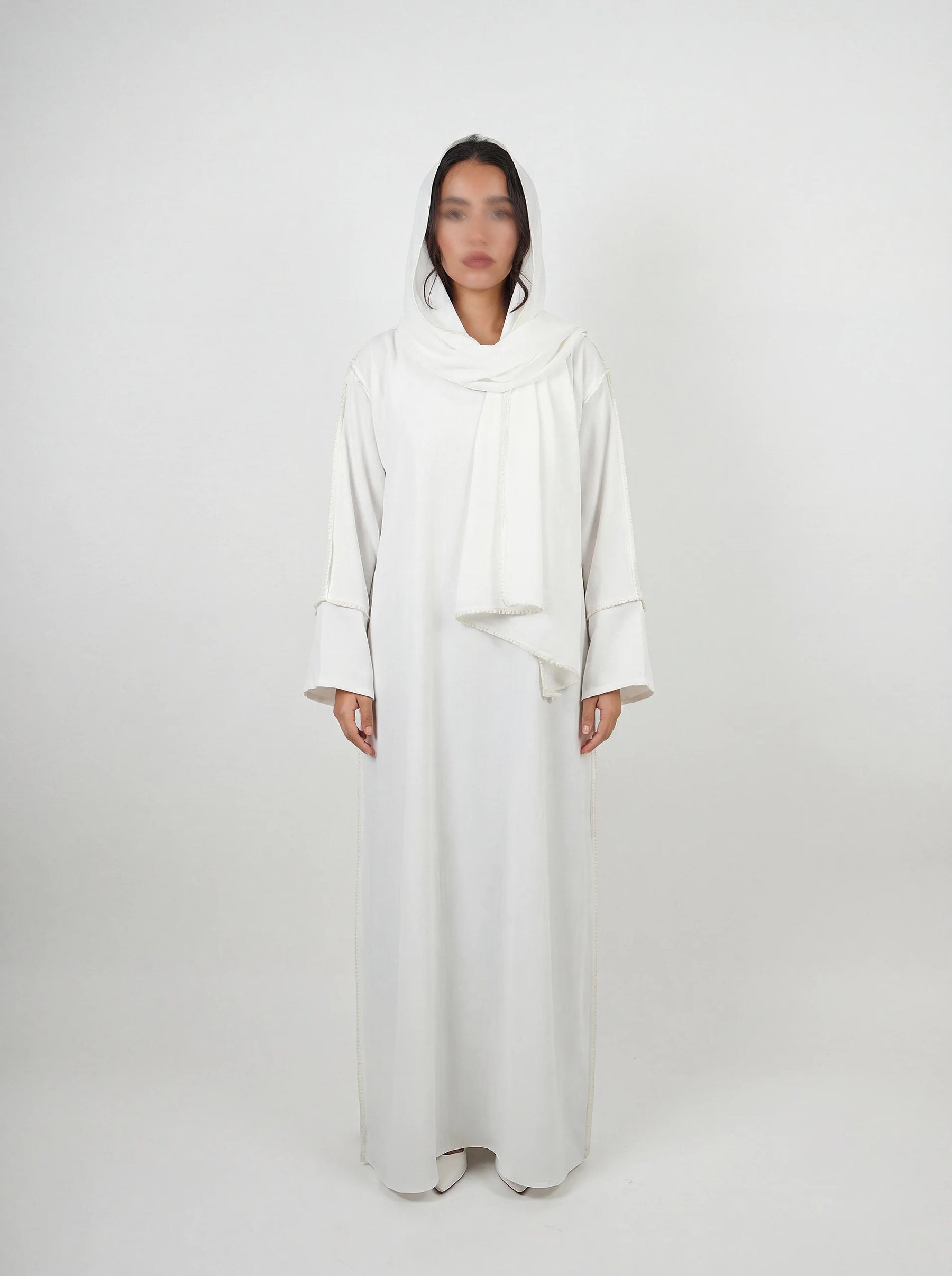 Weiße Einteiler-Abaya aus fließendem Stoff mit integriertem Hijab und goldener Paspel, Vorderansicht