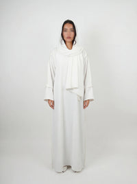 Weiße Einteiler-Abaya aus fließendem Stoff mit integriertem Hijab und goldener Paspel, Vorderansicht