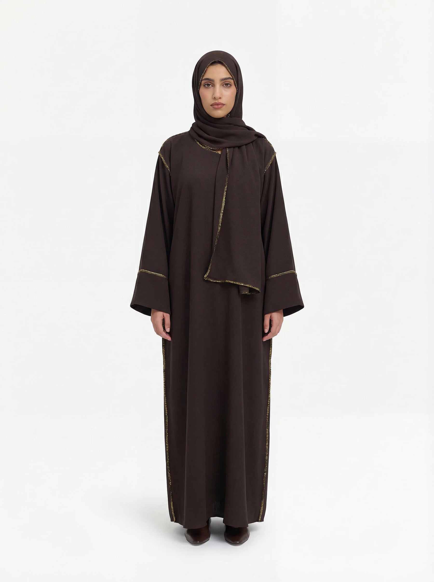 Dunkelbraune Einteiler-Abaya aus strukturiertem Stoff mit integriertem Hijab und goldener Paspel, Vorderansicht
