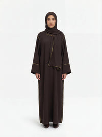 Dunkelbraune Einteiler-Abaya aus strukturiertem Stoff mit integriertem Hijab und goldener Paspel, Vorderansicht