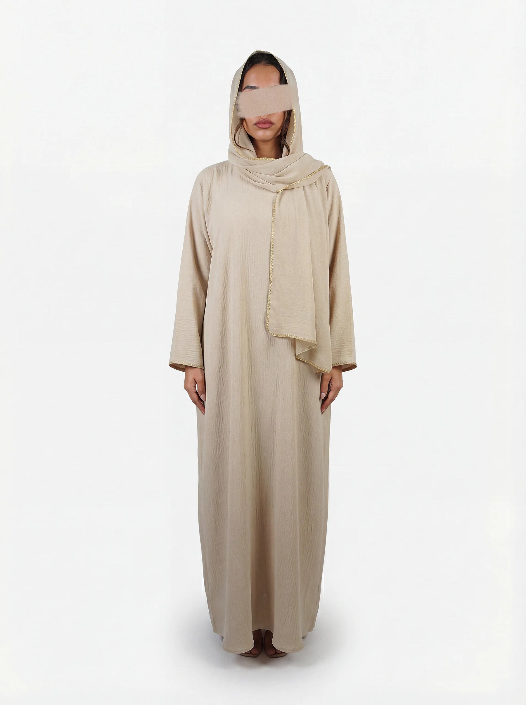 Beige Einteiler-Abaya aus leichter Webware mit integriertem Hijab und goldener Kantennaht, Vorderansicht
