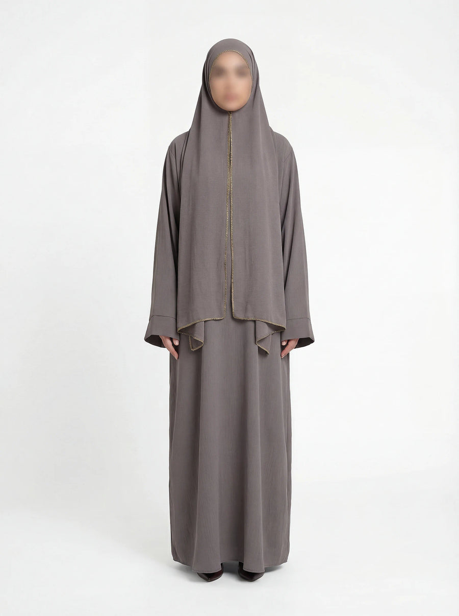 Taupefarbene Einteiler-Abaya aus Crêpe mit integriertem Hijab und goldener Kantenpaspel, Vorderansicht