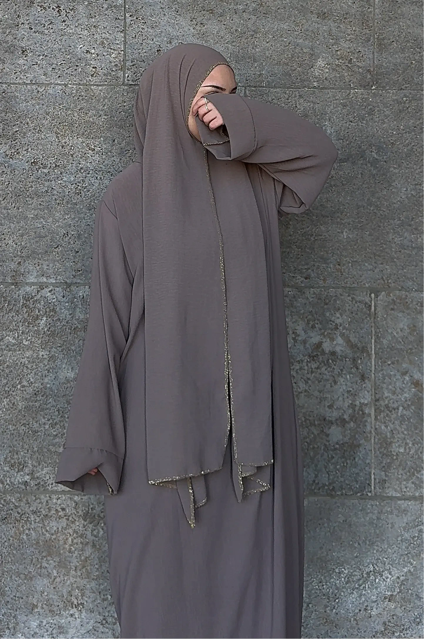 Taupefarbene Einteiler-Abaya aus Crêpe mit integriertem Hijab und goldener Kantenverzierung, Vorderansicht