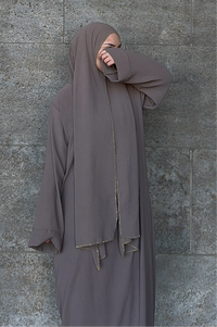 Taupefarbene Einteiler-Abaya aus Crêpe mit integriertem Hijab und goldener Kantenverzierung, Vorderansicht