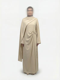 Bodenlanges Kleid in Taupe mit weiten Ballonärmeln und A-Linien-Schnitt, Frontalansicht.