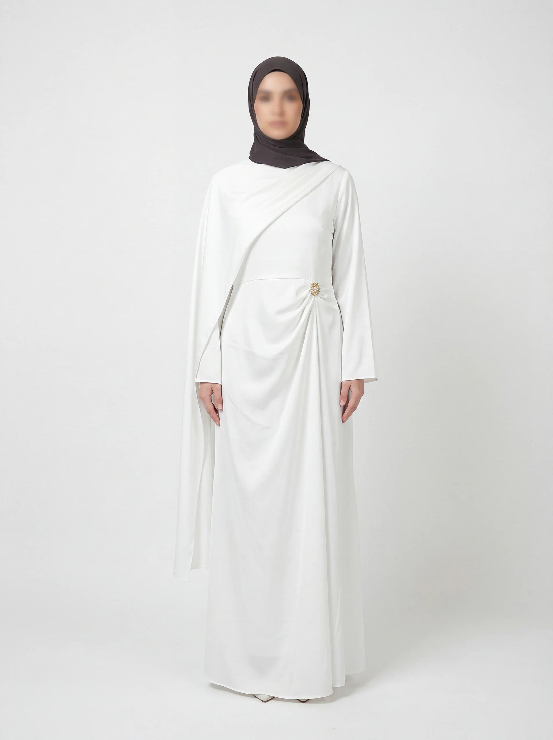 Altrosa Maxikleid mit langen Ärmeln, fließendem Stoff und dezentem A-Linien-Schnitt, Frontalansicht.