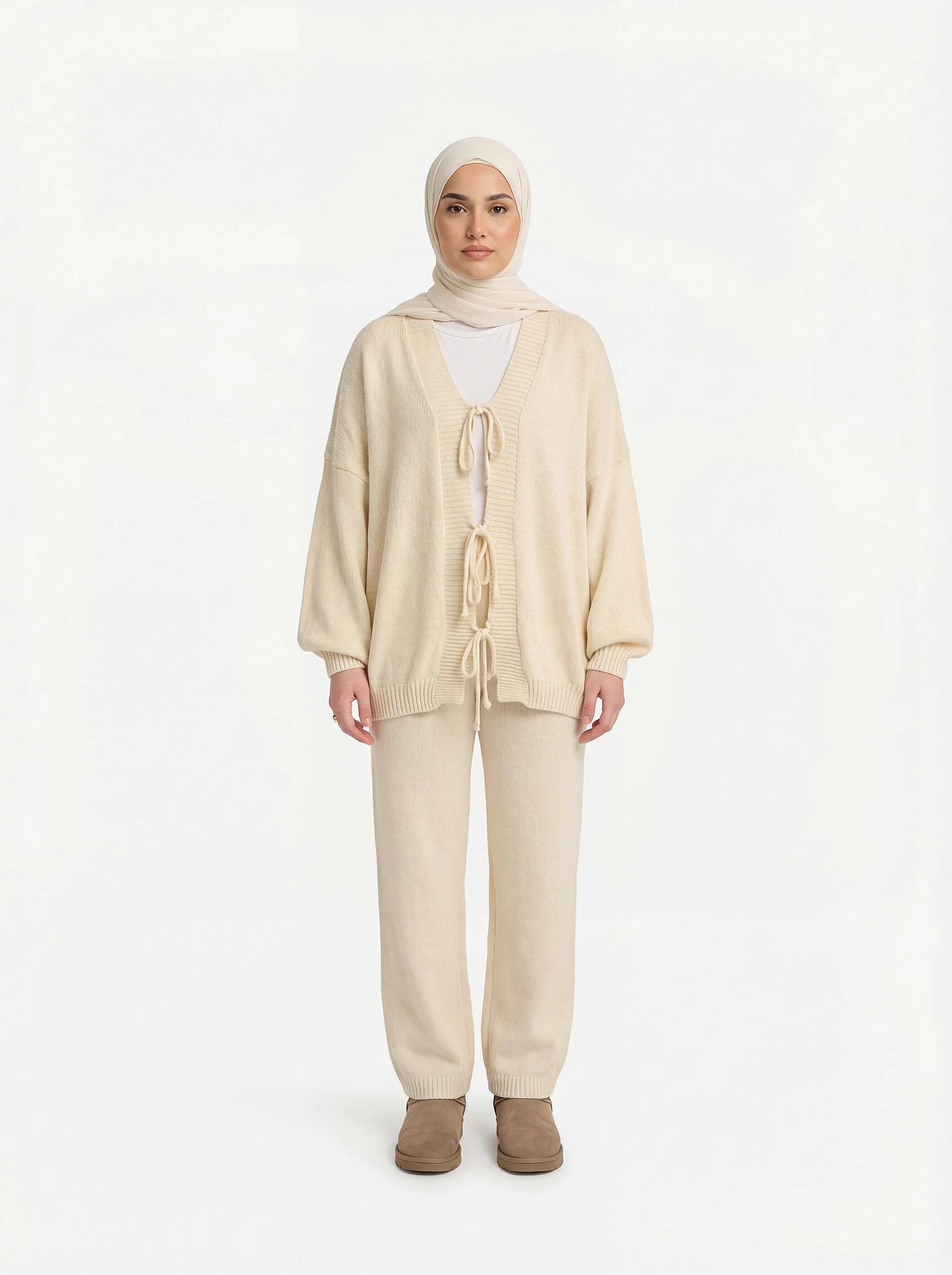 Zweiteiler-Set mit lang geschnittener Tunika und passender weiter Hose, Frontalansicht.