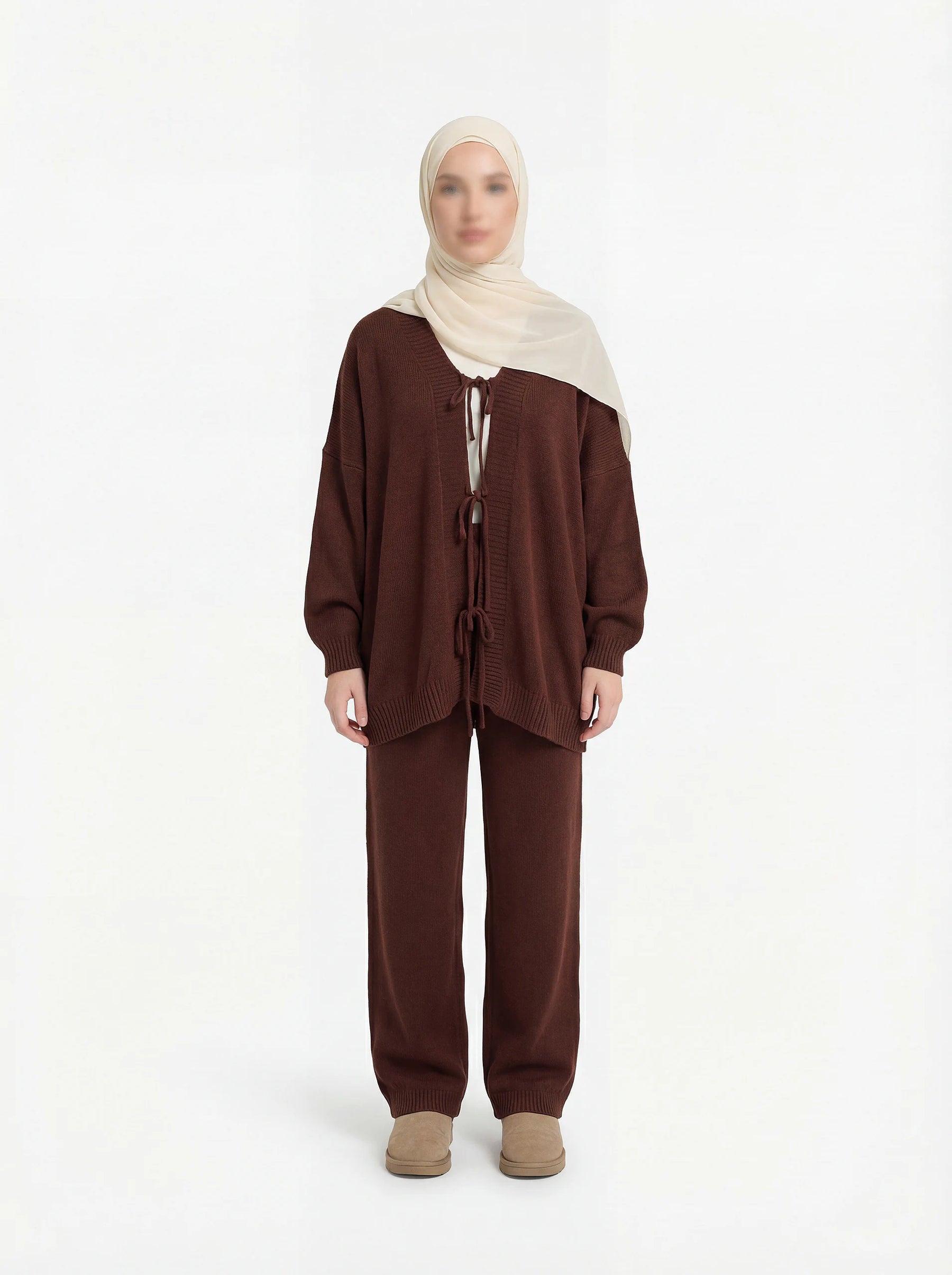 Zweiteiler bestehend aus einer langärmeligen Tunika und einer passenden weit geschnittenen Hose, Frontalansicht.