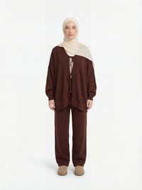 Zweiteiler bestehend aus einer langärmeligen Tunika und einer passenden weit geschnittenen Hose, Frontalansicht.