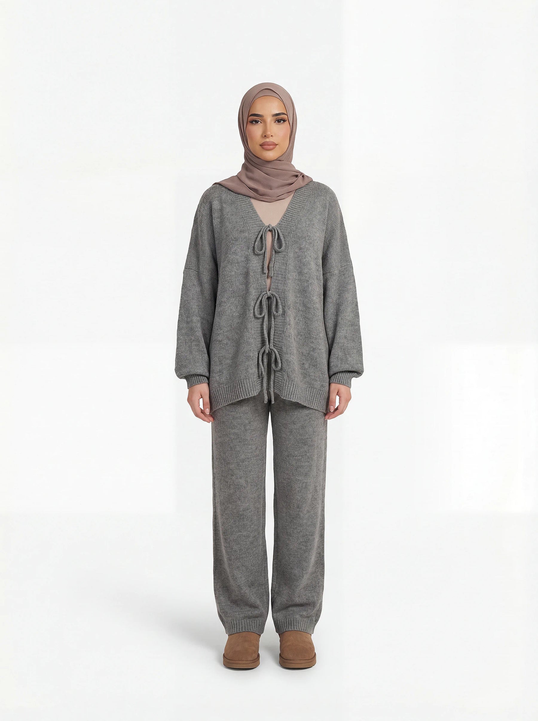 Zweiteiler bestehend aus einer lang geschnittenen Tunika und einer weiten Hose, Frontalansicht.