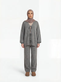 Zweiteiler bestehend aus einer lang geschnittenen Tunika und einer weiten Hose, Frontalansicht.