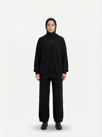 Beiges Set aus fein gerippter, langer Tunika und weit geschnittener Hose, Frontalansicht.