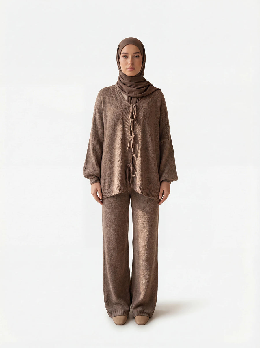 Zweiteiler-Set bestehend aus einer langen Tunika und weit geschnittener Hose, Frontalansicht.