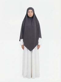 Eine stehende Person trägt einen dunkelgrauen Jersey Khimar (Viskose/Elastan) in Frontalansicht.