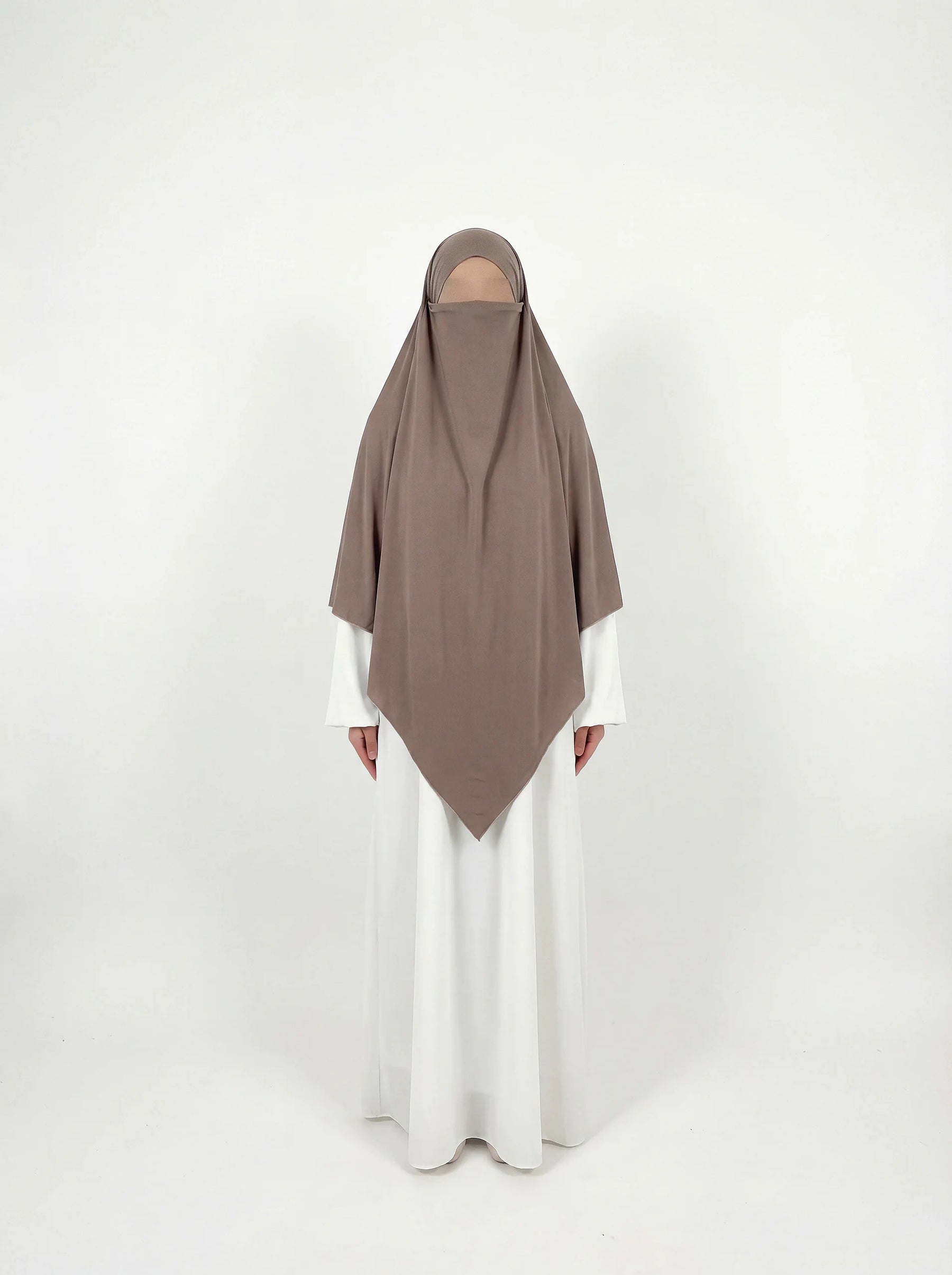 Jersey Khimar aus Viskose‑Elastan in Taupe, seitliche Ansicht an einer stehenden Person.