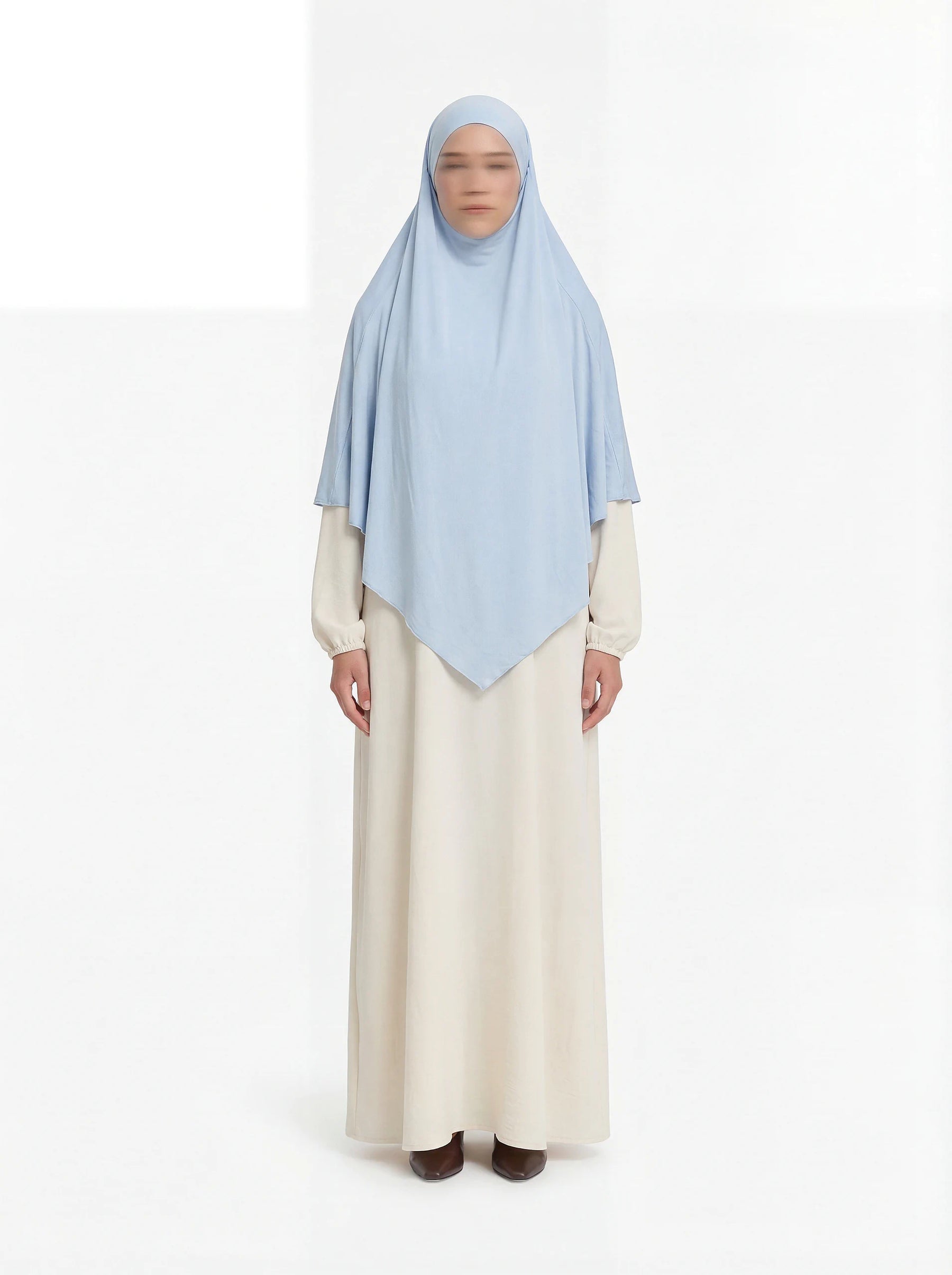 Hellblauer Jersey Khimar (Viskose/Elastan), frontal an einer stehenden Person zu sehen.