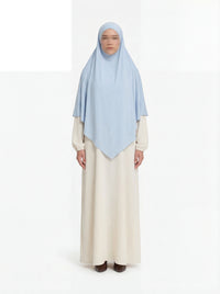 Hellblauer Jersey Khimar (Viskose/Elastan), frontal an einer stehenden Person zu sehen.