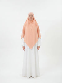 Jersey Khimar hellrosa aus Viskose‑Jersey, frontale Ansicht mit weichem Faltenwurf.