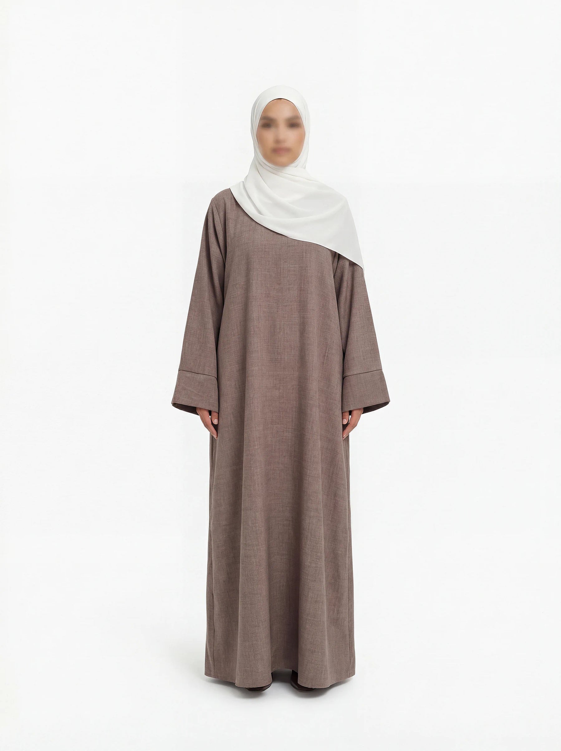 Eine schlichte Basic-Abaya in Leinenoptik (Modest Fashion), ca. 1,45 m lang, gerade geschnitten, Frontansicht.