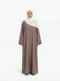 Eine schlichte Basic-Abaya in Leinenoptik (Modest Fashion), ca. 1,45 m lang, gerade geschnitten, Frontansicht.