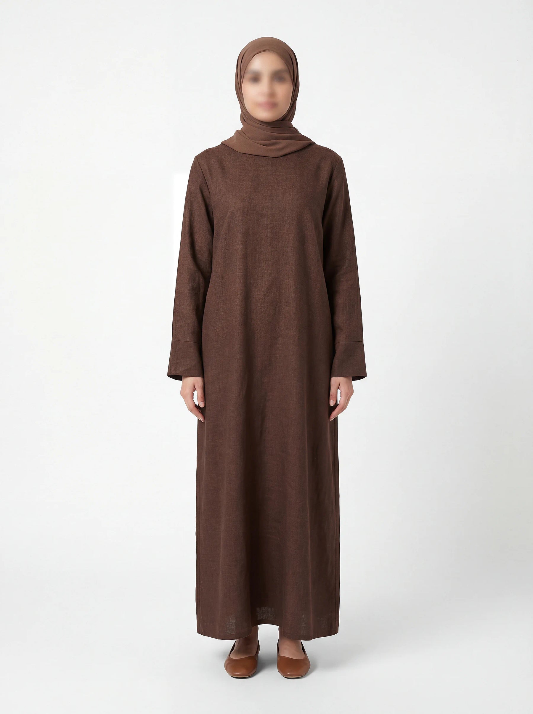 Braune Abaya im Leinenlook, Modest-Schnitt mit langen Ärmeln und Rundhals, knöchellang, Vorderansicht auf Schneiderbüste