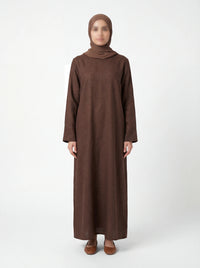 Braune Abaya im Leinenlook, Modest-Schnitt mit langen Ärmeln und Rundhals, knöchellang, Vorderansicht auf Schneiderbüste