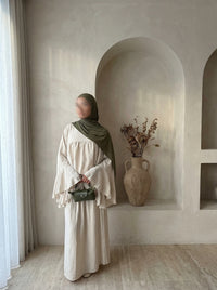 Zweiteiler Liya aus Viskose-Polyester, fließender fall; Oberteil ca. 60 cm, Rock ca. 100 cm, Frontansicht, Größe 34–46