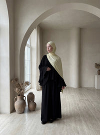 zweiteiler liya schwarz mit lagen-oberteil und weiten trompetenärmeln, maxirock, frontansicht