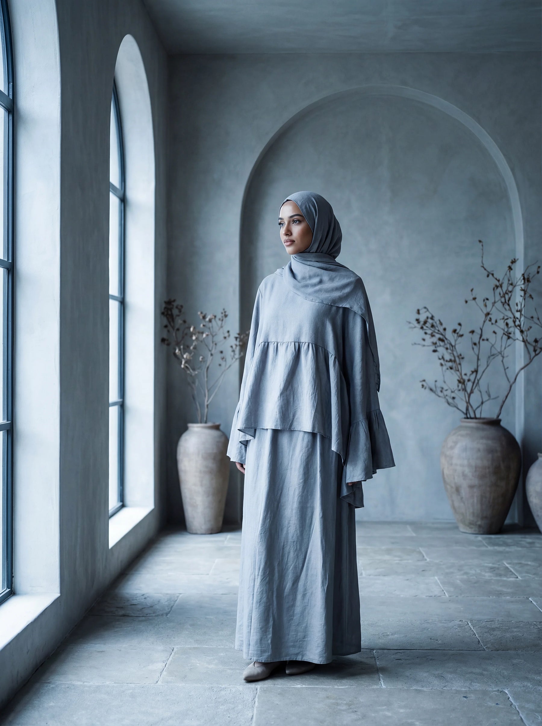 zweiteiler in grau aus leichter webware, lagenoberteil mit weiten ärmeln, langer rock, frontansicht