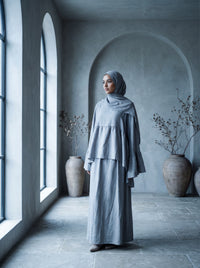 zweiteiler in grau aus leichter webware, lagenoberteil mit weiten ärmeln, langer rock, frontansicht