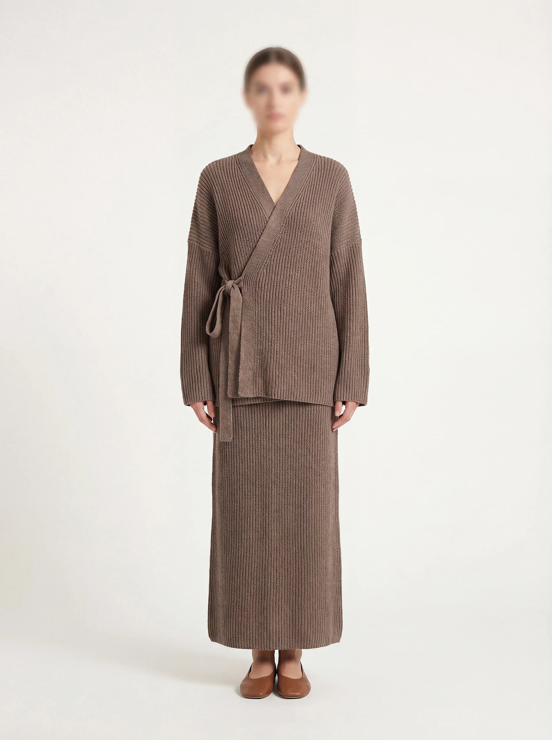 strick-zweiteiler aus 100% acryl mit langem oberteil (85 cm) und langem rock (110 cm)