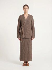 strick-zweiteiler aus 100% acryl mit langem oberteil (85 cm) und langem rock (110 cm)