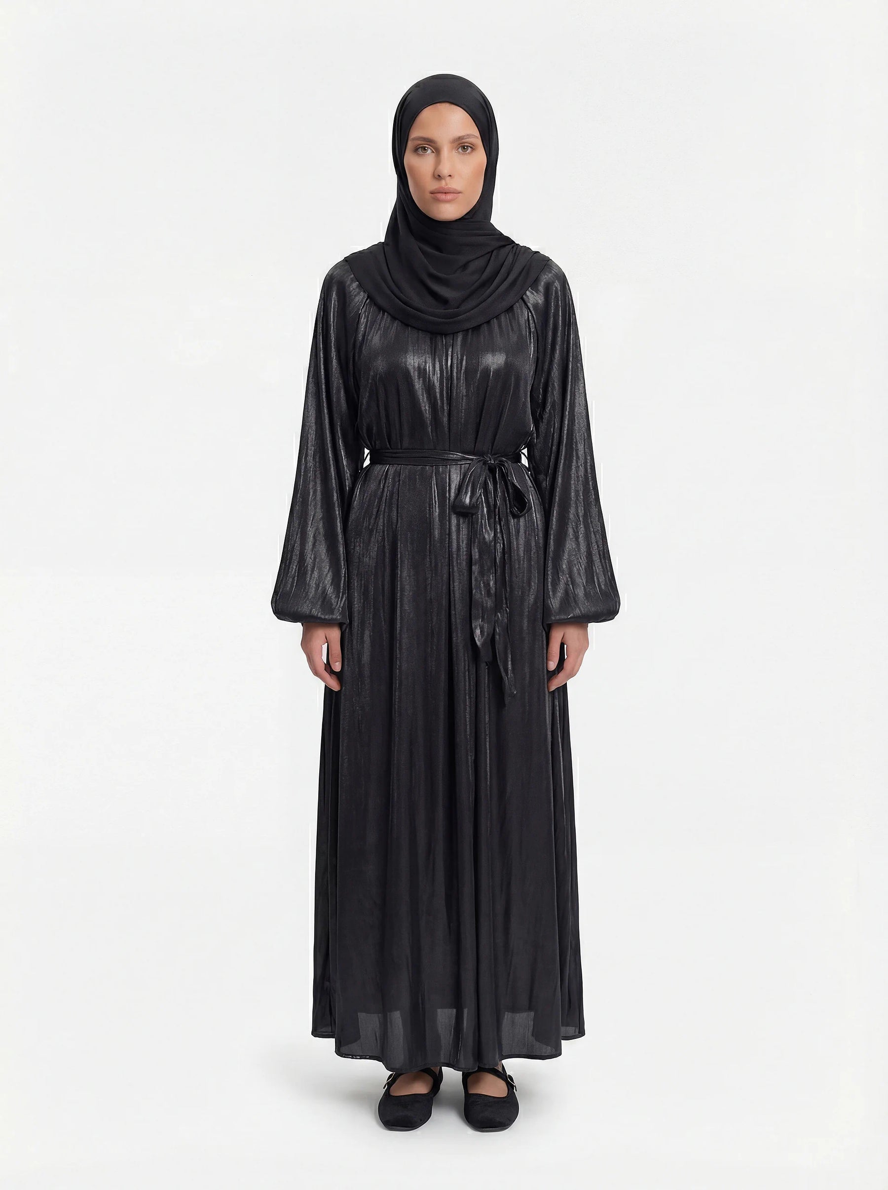 Anthrazitfarbene Abaya aus schimmerndem Stoff mit Bindegürtel und weiten Ärmeln, Frontalansicht.