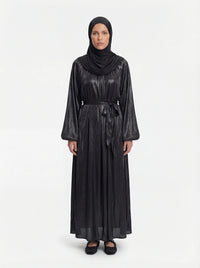 Anthrazitfarbene Abaya aus schimmerndem Stoff mit Bindegürtel und weiten Ärmeln, Frontalansicht.