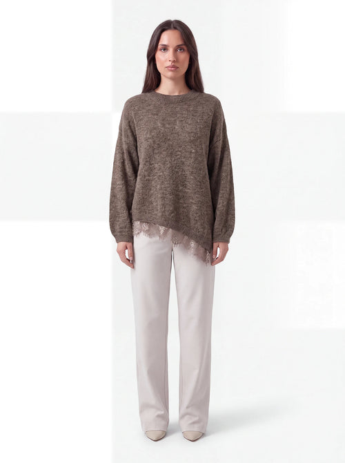 Wollpulli mit Spitze