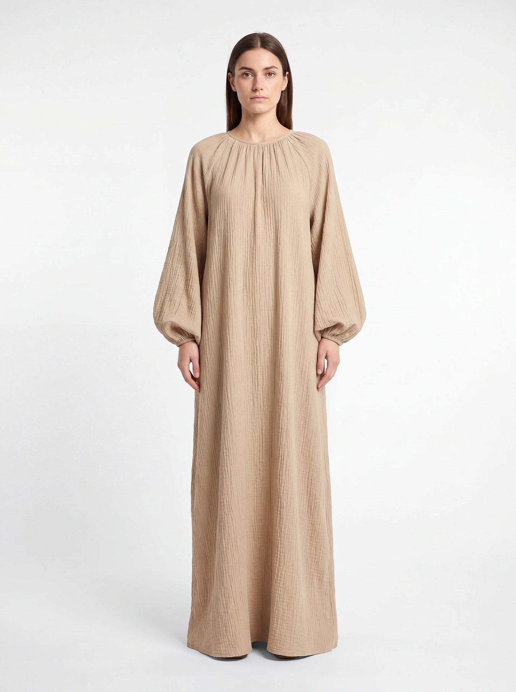 Sandfarbenes Maxikleid aus strukturiertem Stoff mit weiten Ballonärmeln und gerafftem Ausschnitt, Frontalansicht.