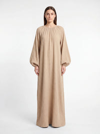 Sandfarbenes Maxikleid aus strukturiertem Stoff mit weiten Ballonärmeln und gerafftem Ausschnitt, Frontalansicht.