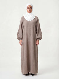 Bodenlanges Kleid in taupe aus strukturiertem Stoff mit weiten Ballonärmeln und Rundhalsausschnitt, Frontalansicht.