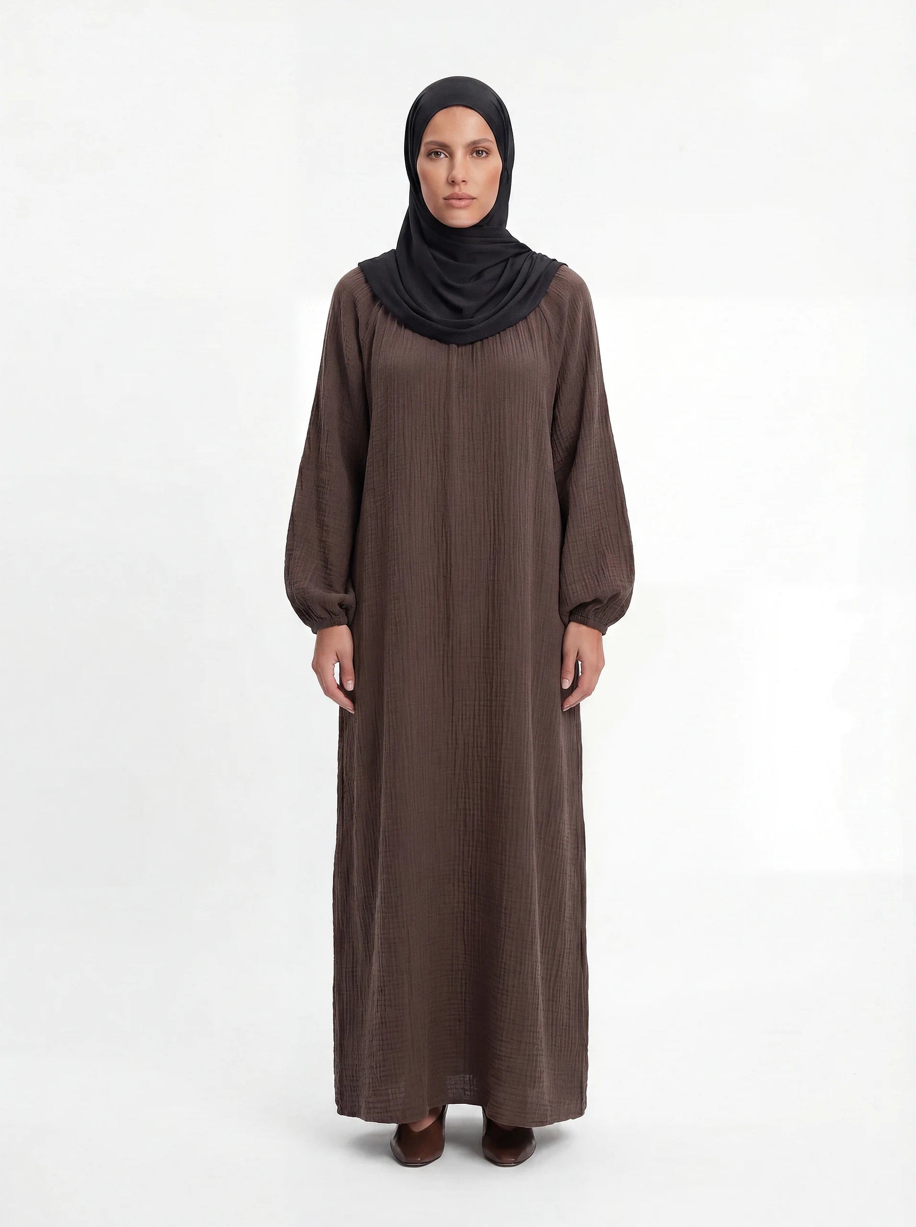 Schokoladenbraunes Maxikleid aus strukturiertem Stoff mit weiten Ballonärmeln, Frontalansicht.