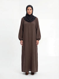 Schokoladenbraunes Maxikleid aus strukturiertem Stoff mit weiten Ballonärmeln, Frontalansicht.