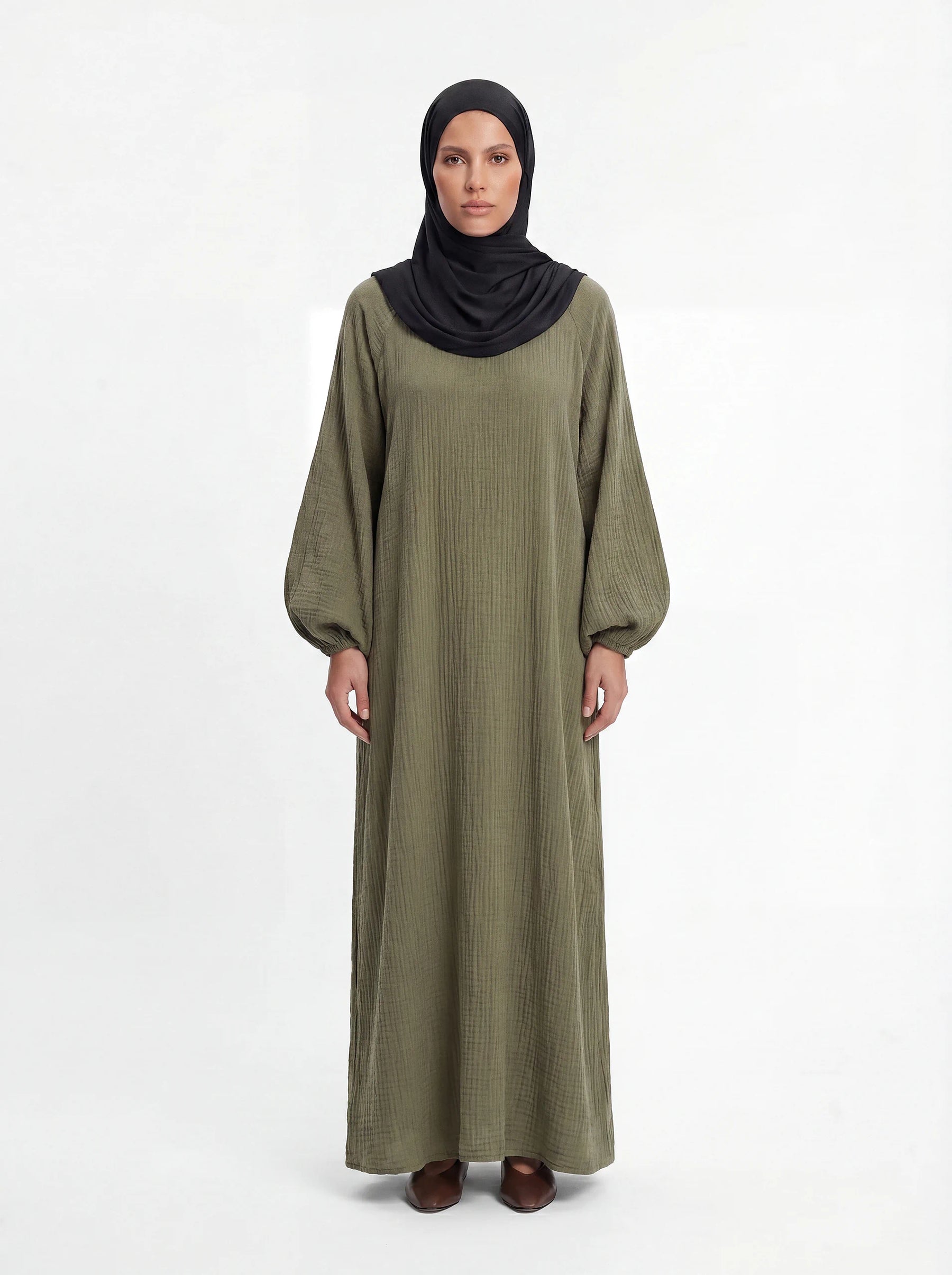 Bodenlanges Kleid in olivgrün mit strukturierter Optik und weiten Ballonärmeln, Frontalansicht.