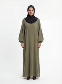 Bodenlanges Kleid in olivgrün mit strukturierter Optik und weiten Ballonärmeln, Frontalansicht.
