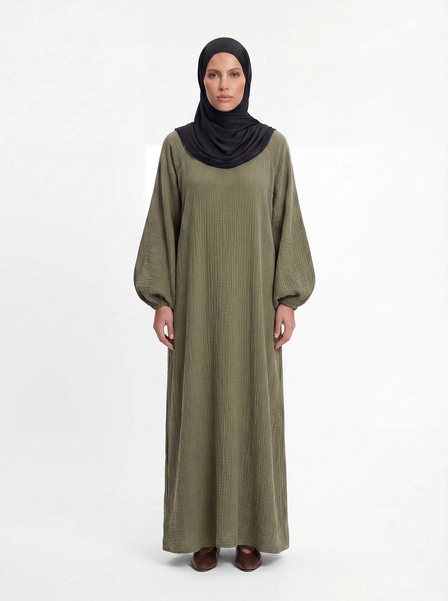 Bodenlanges Kleid in olivgrün mit strukturierter Optik und weiten Ballonärmeln, Frontalansicht.