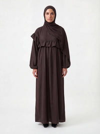 Schokobraunes Kleid mit waagerechter Rüsche über der Brust, Ballonärmeln und passendem Hijab, Frontalansicht.