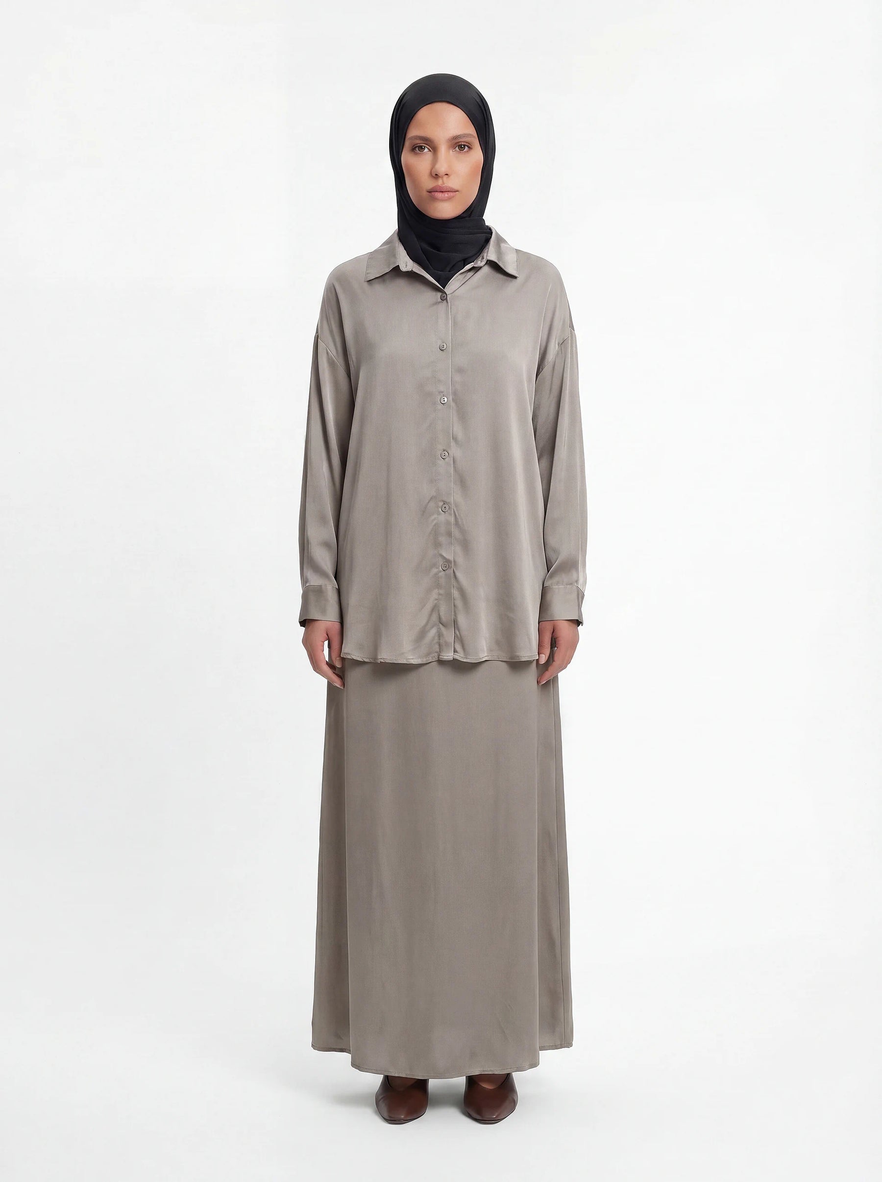Taupefarbener Zweiteiler mit Hemd-Oberteil, Knopfleiste und bodenlangem Unterkleid, Frontalansicht.