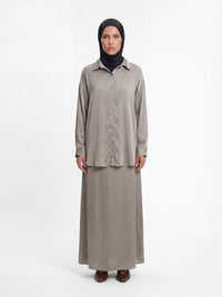 Taupefarbener Zweiteiler mit Hemd-Oberteil, Knopfleiste und bodenlangem Unterkleid, Frontalansicht.