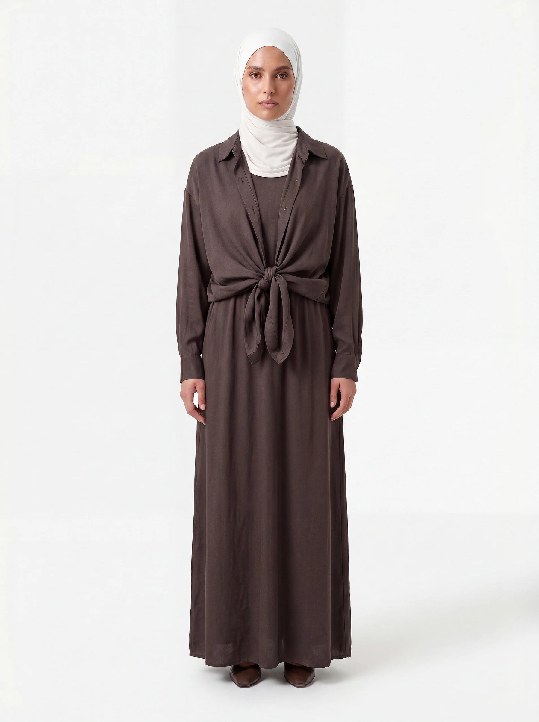 Dunkelbrauner Zweiteiler mit langem Unterkleid und geknoteter Hemdbluse in Frontalansicht.
