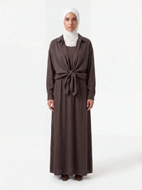 Dunkelbrauner Zweiteiler mit langem Unterkleid und geknoteter Hemdbluse in Frontalansicht.