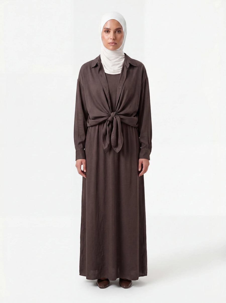 Dunkelbrauner Zweiteiler mit langem Unterkleid und geknoteter Hemdbluse in Frontalansicht.