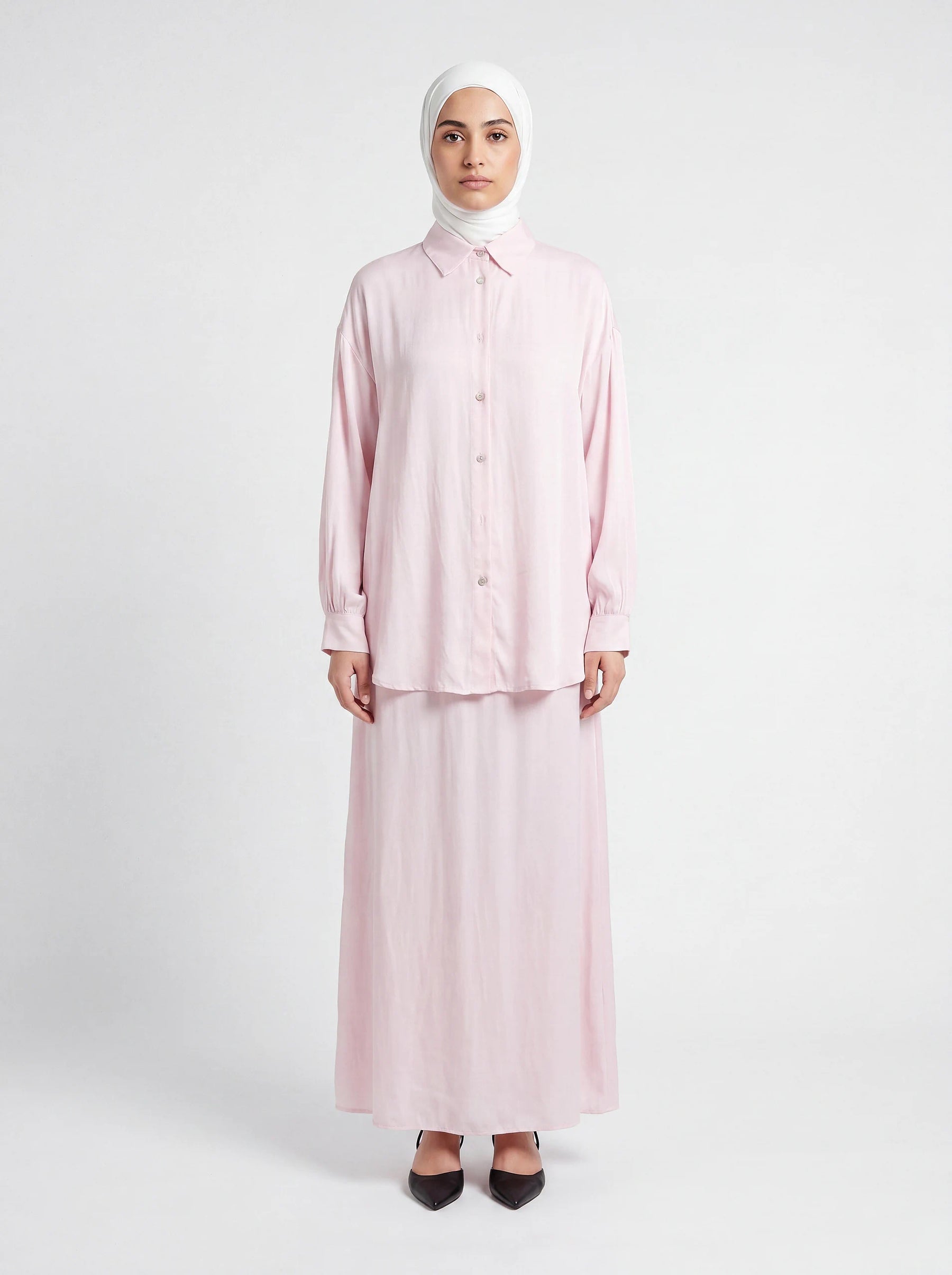 Zartrosa Zweiteiler bestehend aus langärmeliger Hemdbluse mit Knopfleiste und Unterkleid, Frontalansicht.